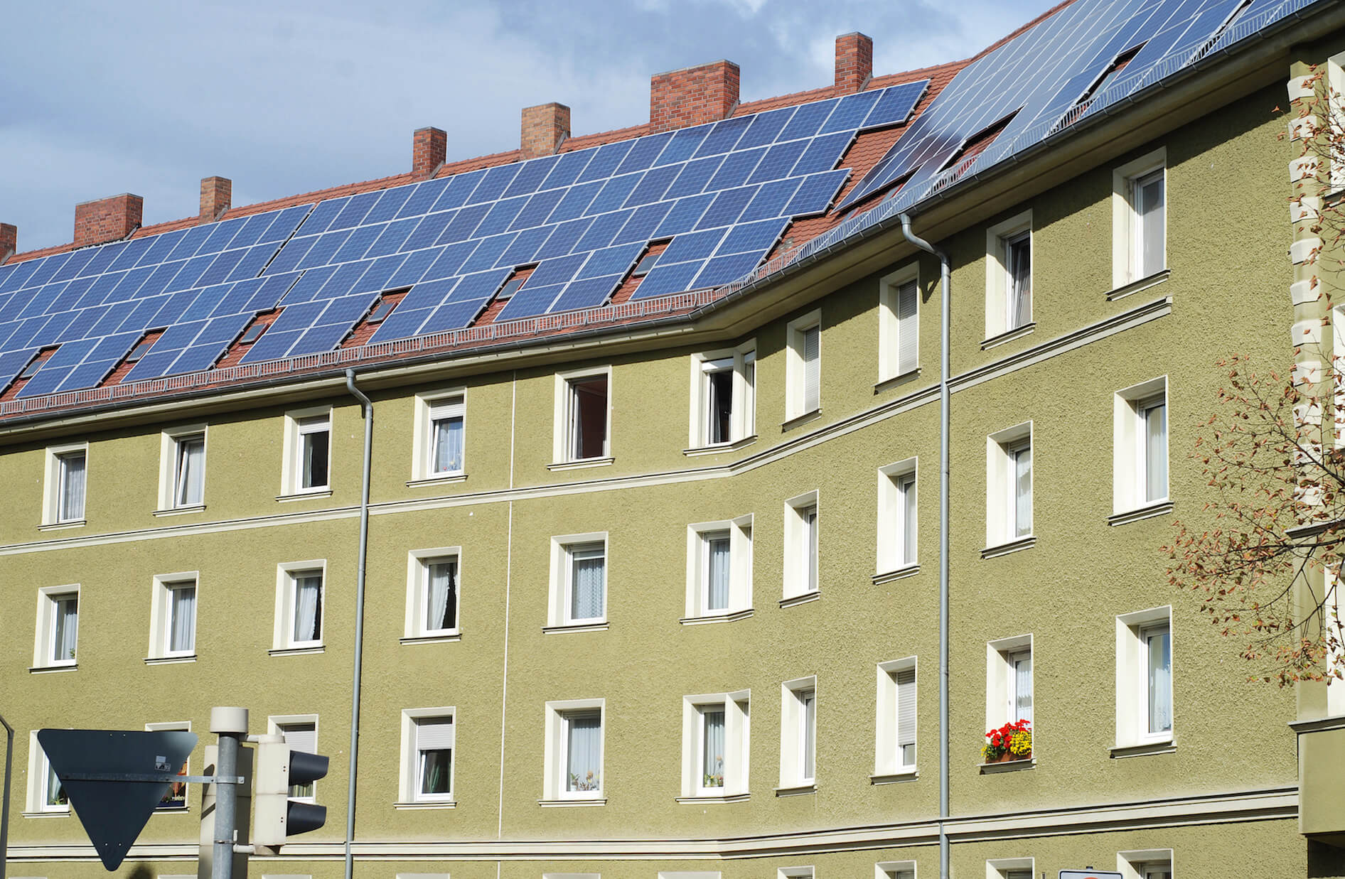 Traditionelle Solarmodule in der Stadt