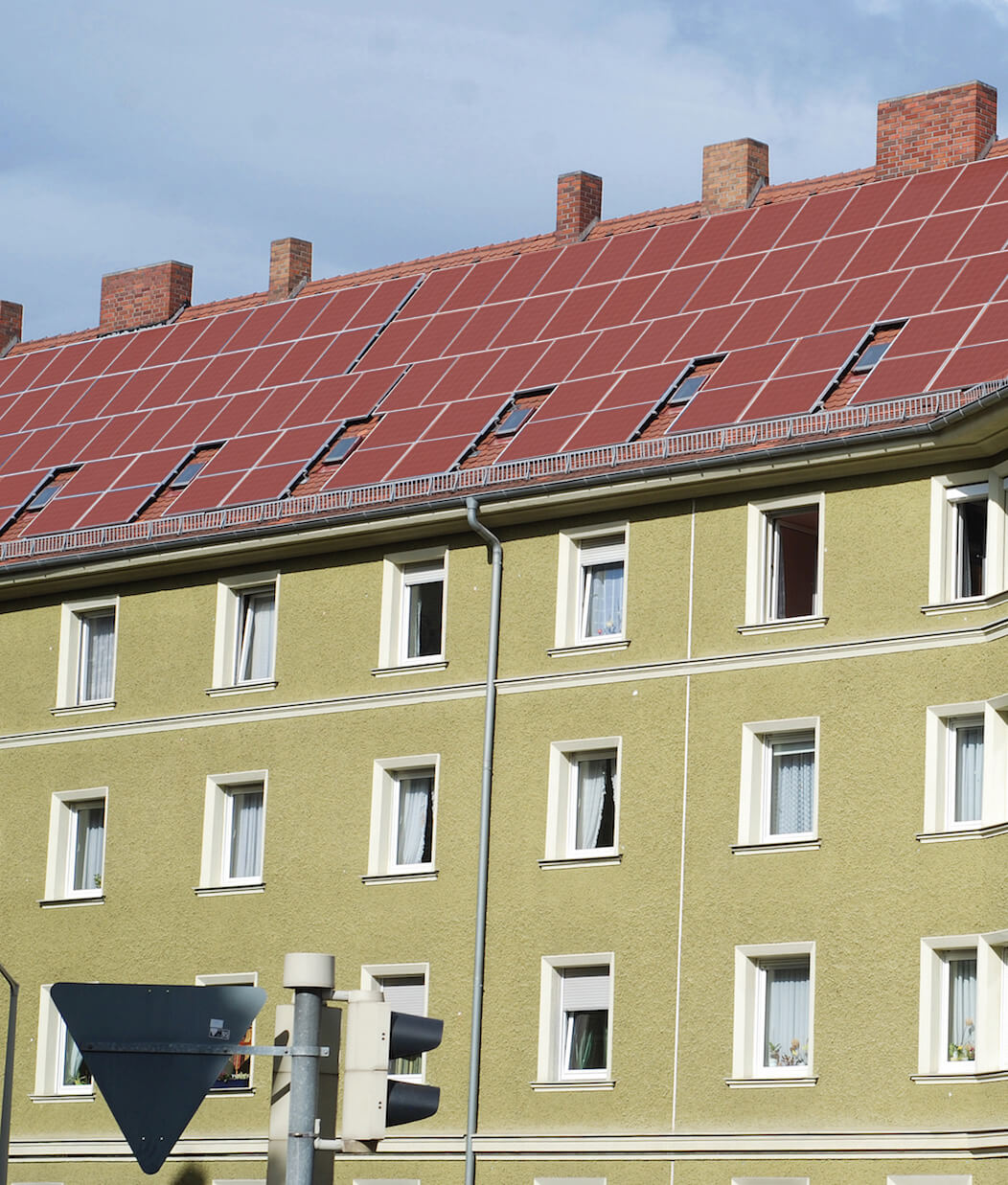 Solarmodule in der Stadt in zeigelrot