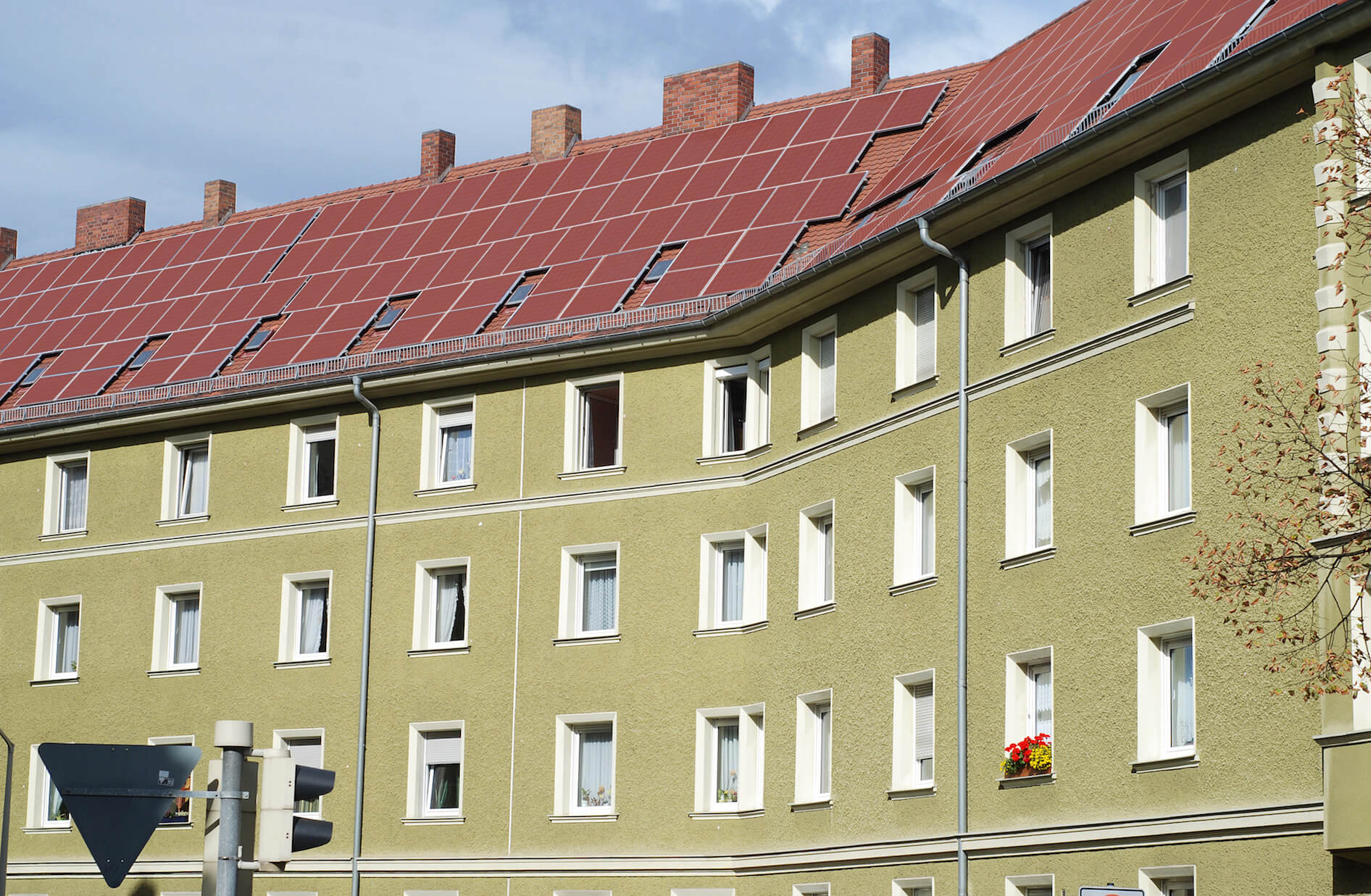 Solarmodule in der Stadt in zeigelrot im vergleich zu blauen Solarpanelen