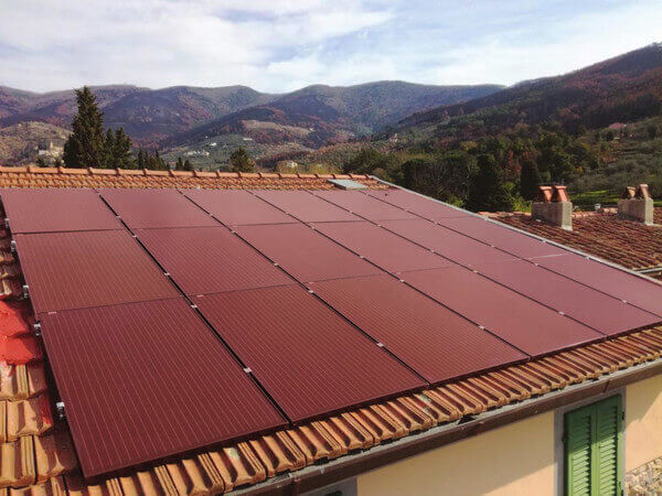Ziegelrote Solarmodule in Italien